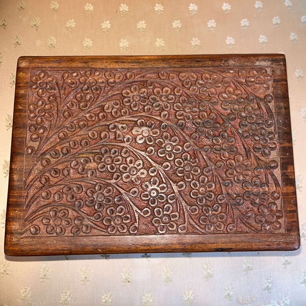 Wood keepsake box